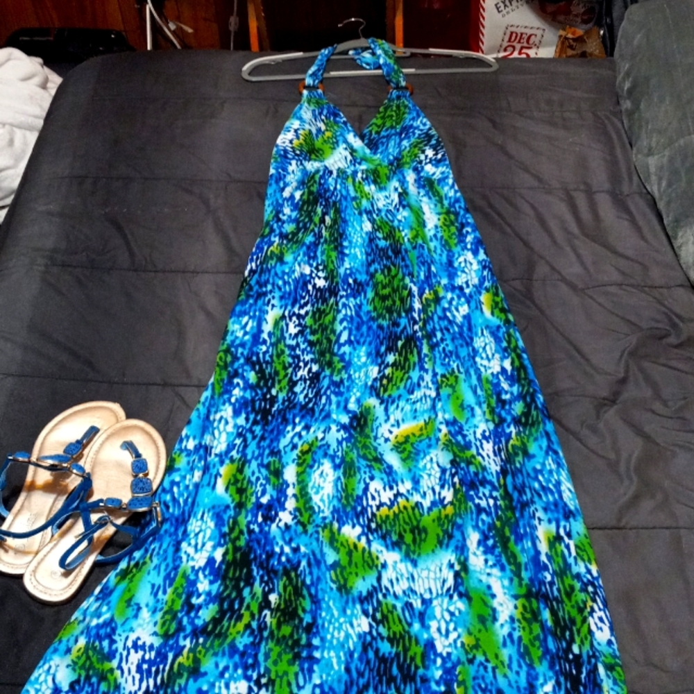 Beautiful full length floral dress size Small.